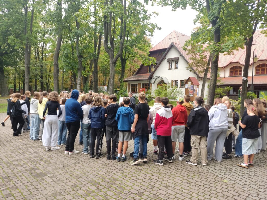 Projekt "A na Giszu synki walczom". Na zdjęciu grupa uczniów podczas spaceru historycznego