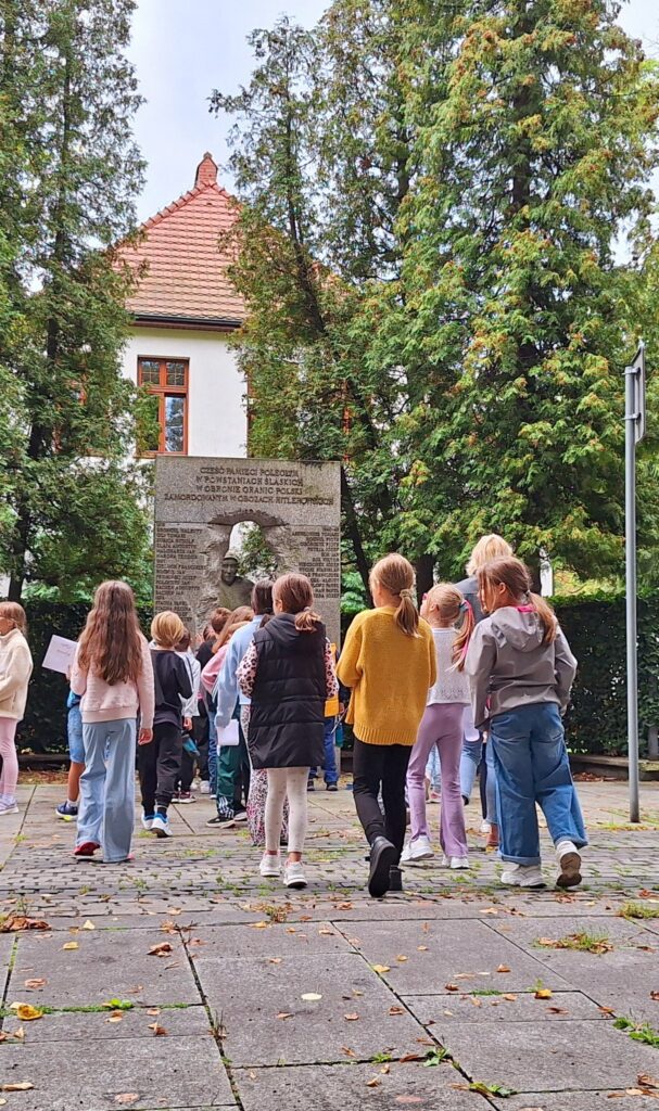 Projekt "A na Giszu synki walczom". Na zdjęciu grupa uczniów podczas spaceru historycznego