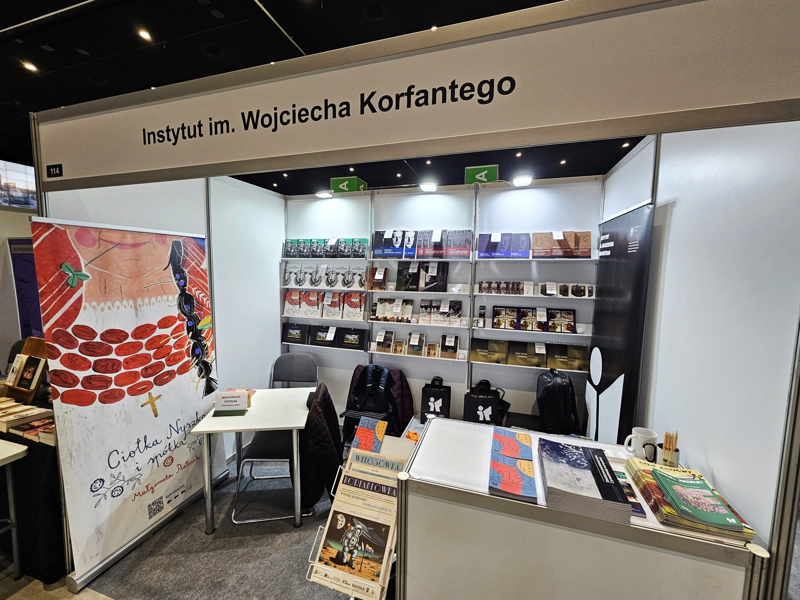 Archiwalne zdjęcie z Targów Książki w Katowicach w 2024 roku. Na zdjęciu stoisko Instytutu im. Wojciecha Korfantego
