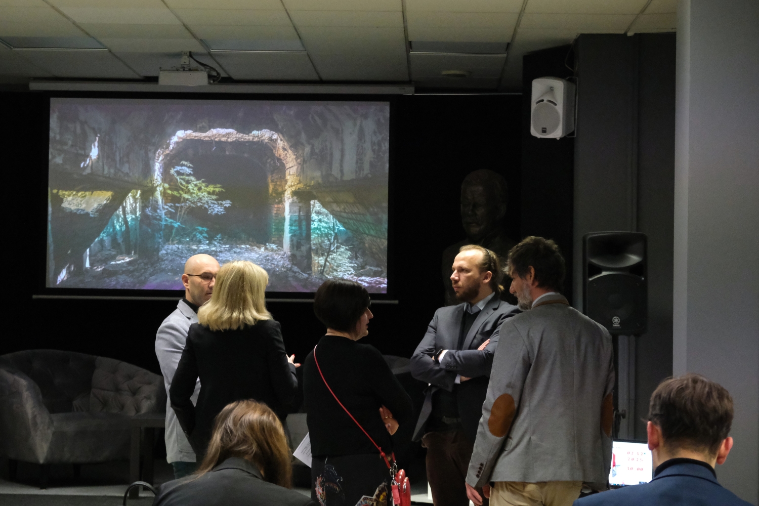 Konferencja Digitalizacja: między teorią a praktyką. Na zdjęciu grupa uczestników konferencji podczas rozmowy