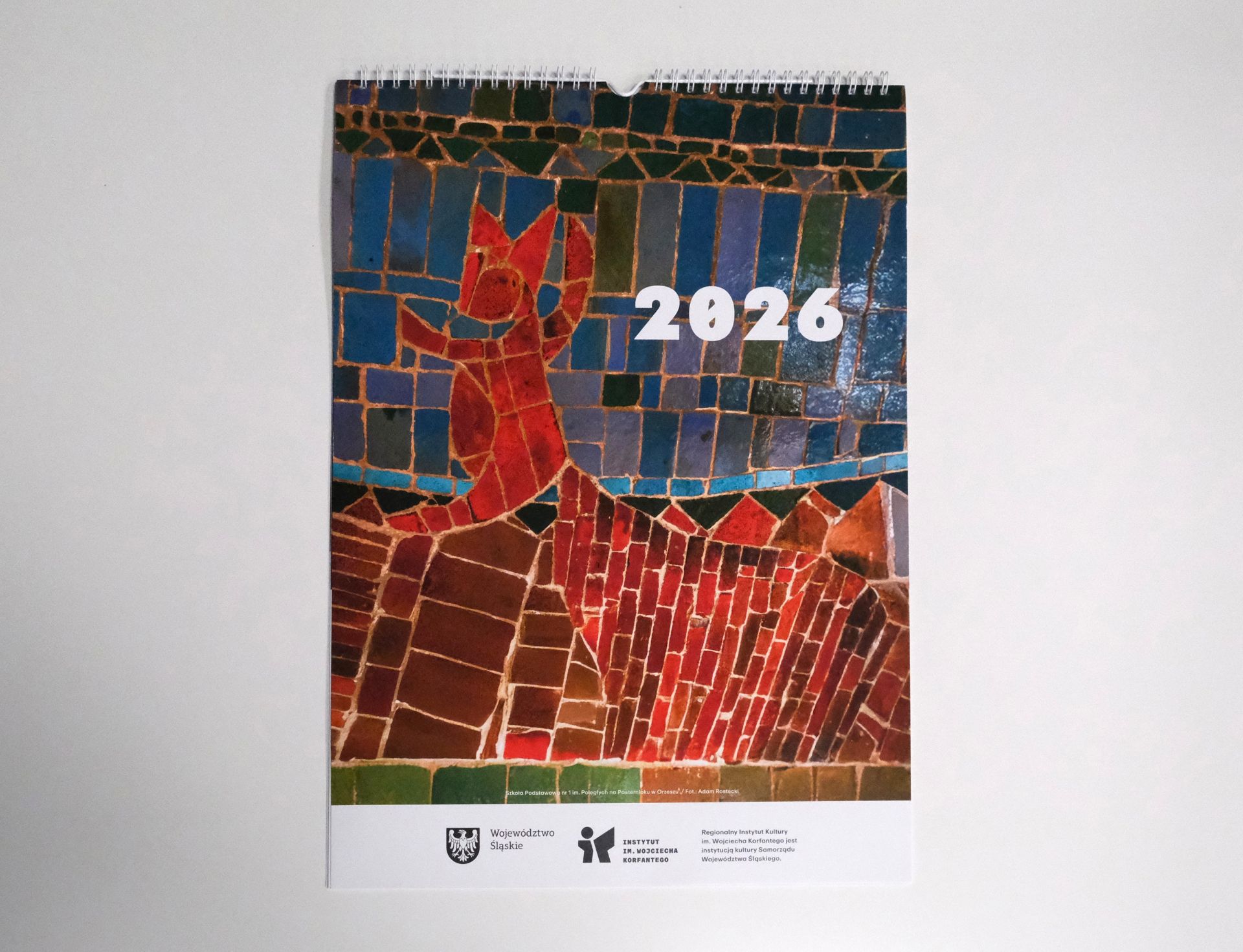 Zdjęcie przedstawia kalendarz na rok 2026 z mozaikami. Okładka przedstawia mozaikę z wiewiórką