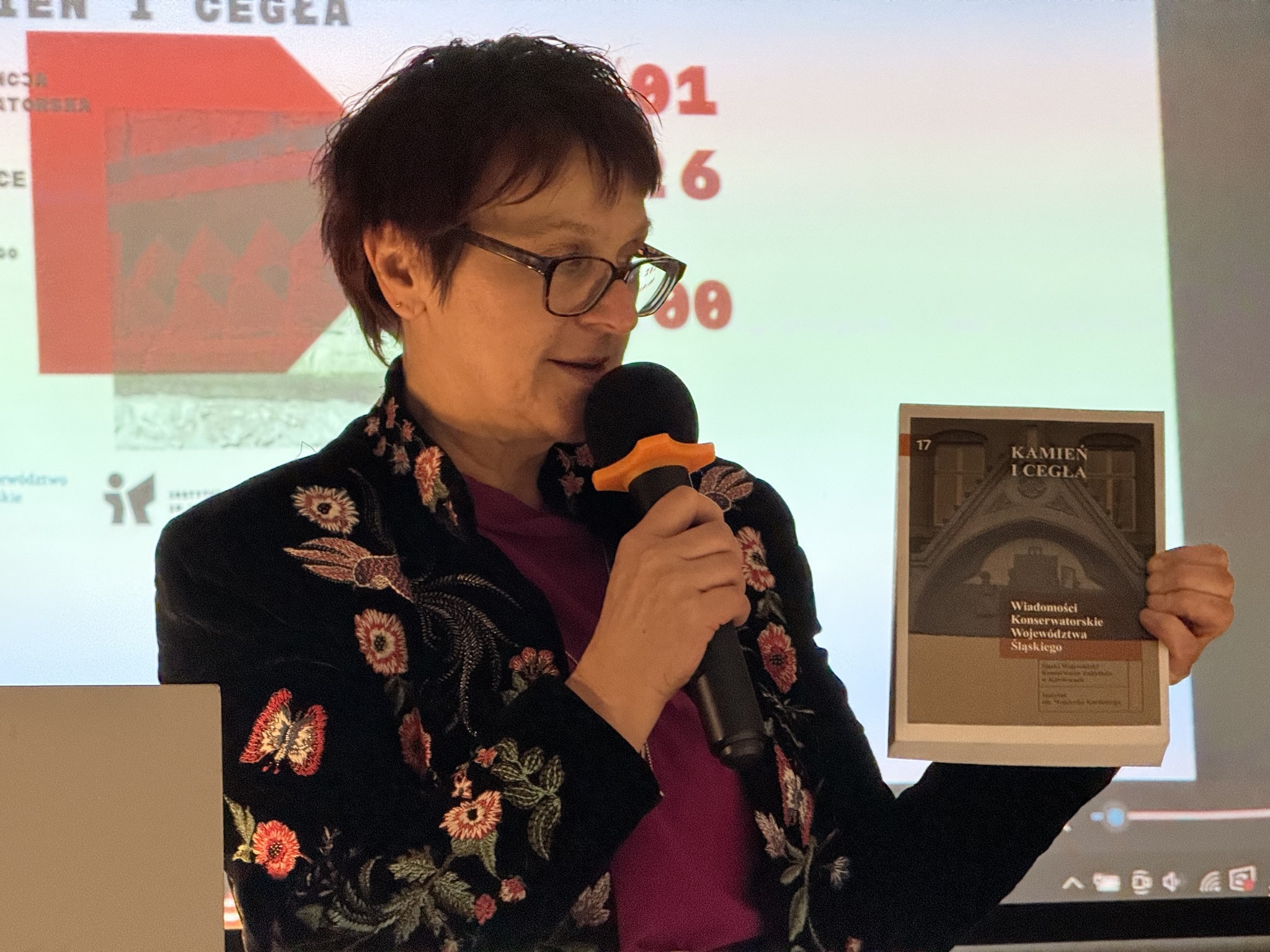 Na zdjęciu redaktor 17 tomu Wiadomości Konserwatorskich Województwa Śląskiego wraz z książką podczas Konferencji Konserwatorskiej "Kamień i Cegła"