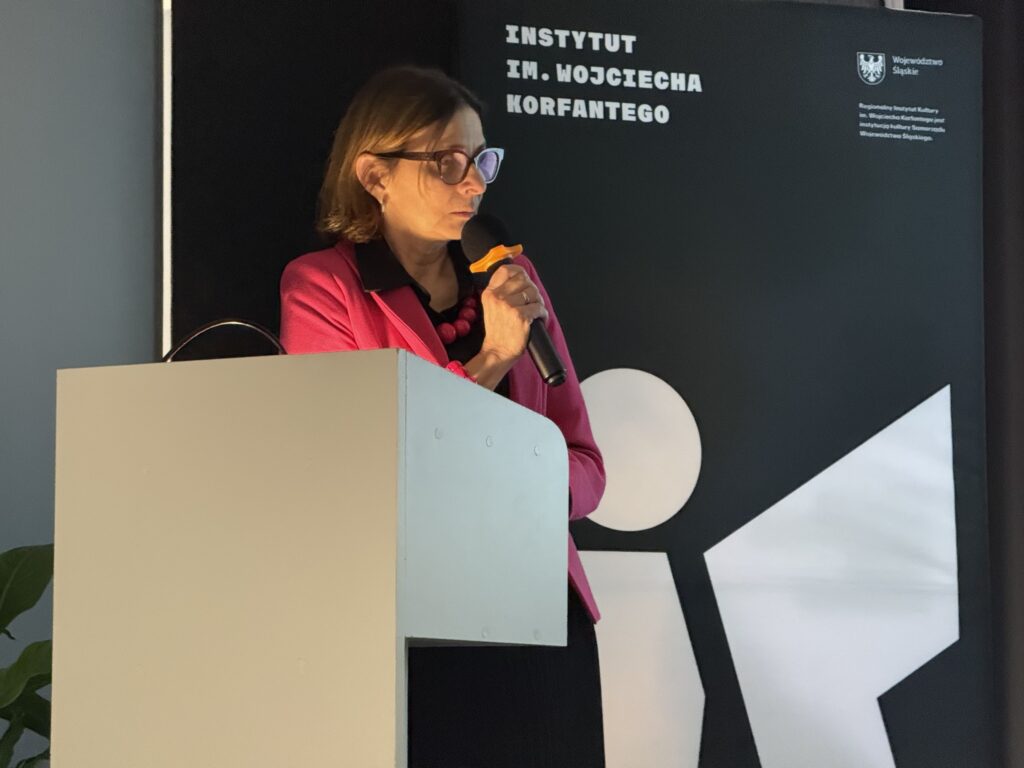 Na zdjęciu prelegentka przy mównicy podczas Konferencji Konserwatorskiej "Kamień i Cegła"