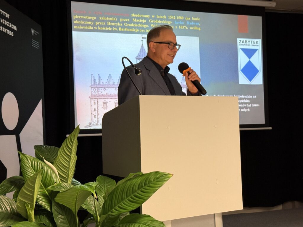 Na zdjęciu prelegent przy mównicy podczas Konferencji Konserwatorskiej "Kamień i Cegła"