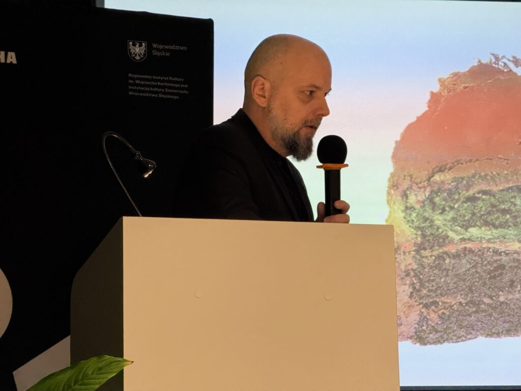 Na zdjęciu prelegent przy mównicy podczas Konferencji Konserwatorskiej "Kamień i Cegła"