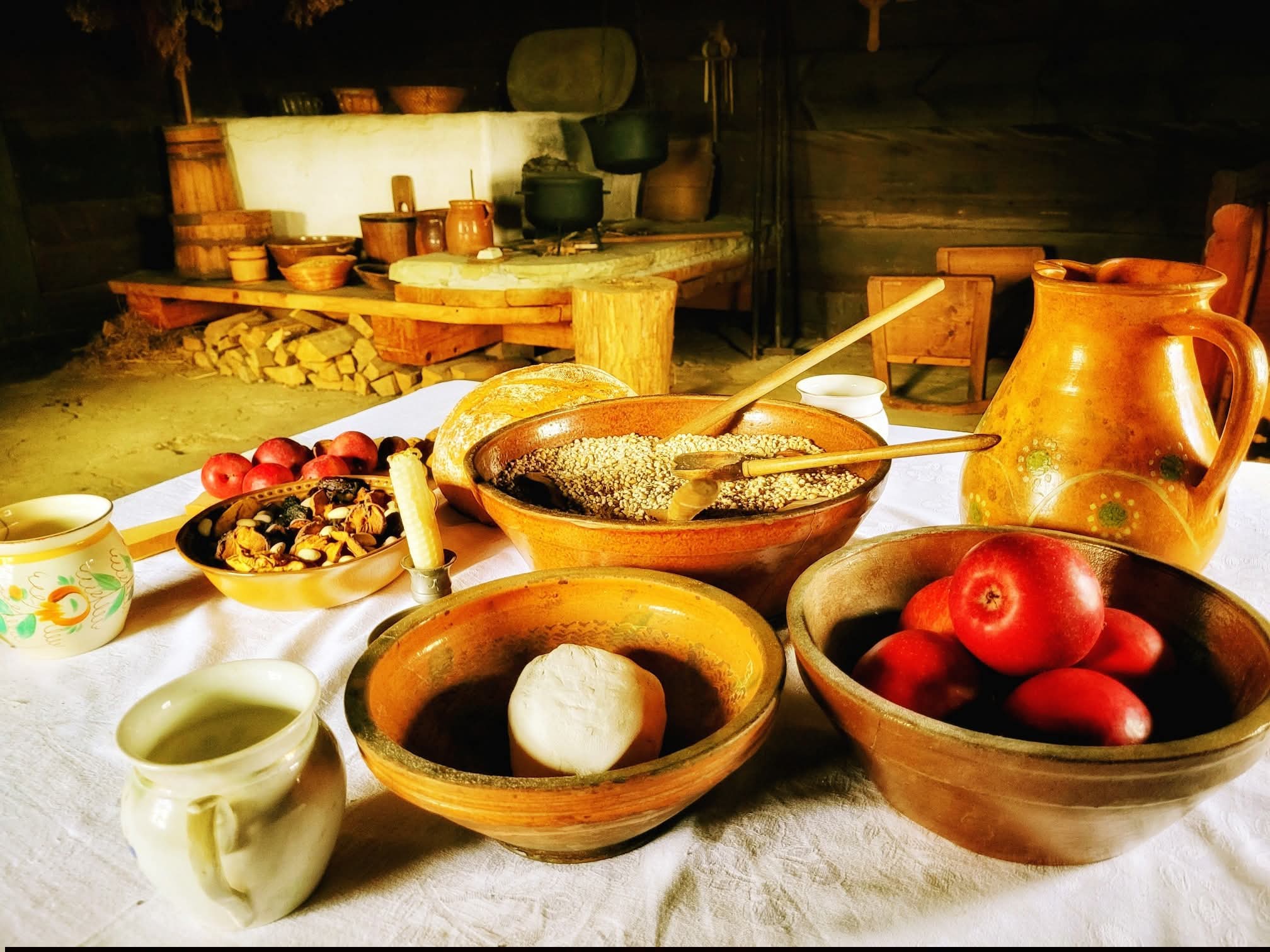 Grafika przedstawiająca nakryty stół z daniami