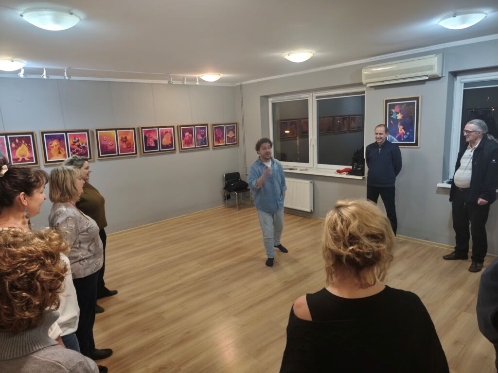 Na zdjęciu grupa chórzystów podczas warsztatów chóralnych prowadzonych przez Kamila Gojowego.