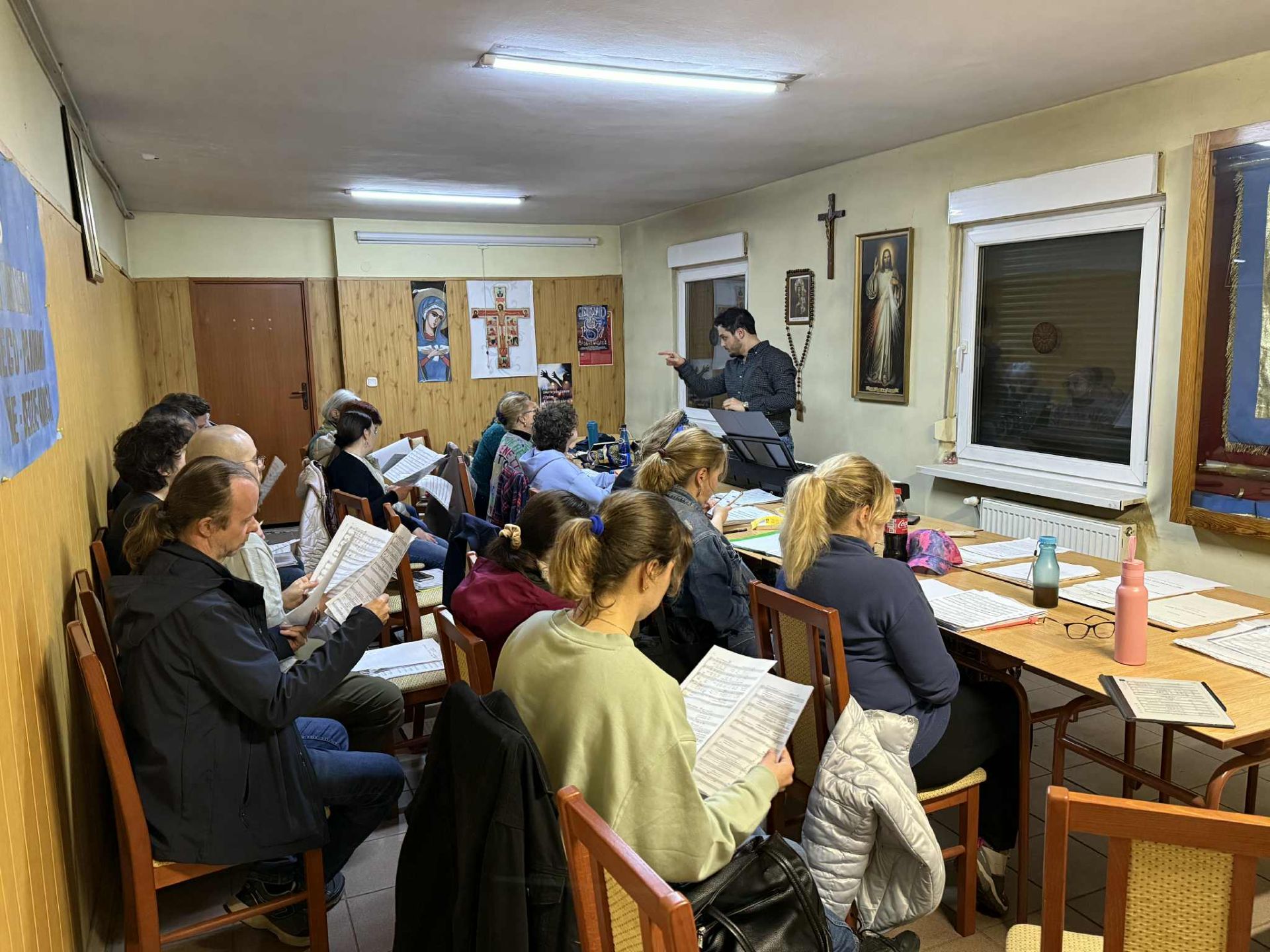 Na zdjęciu grupa chórzystów podczas warsztatów chóralnych prowadzonych przez Kamila Gojowego.