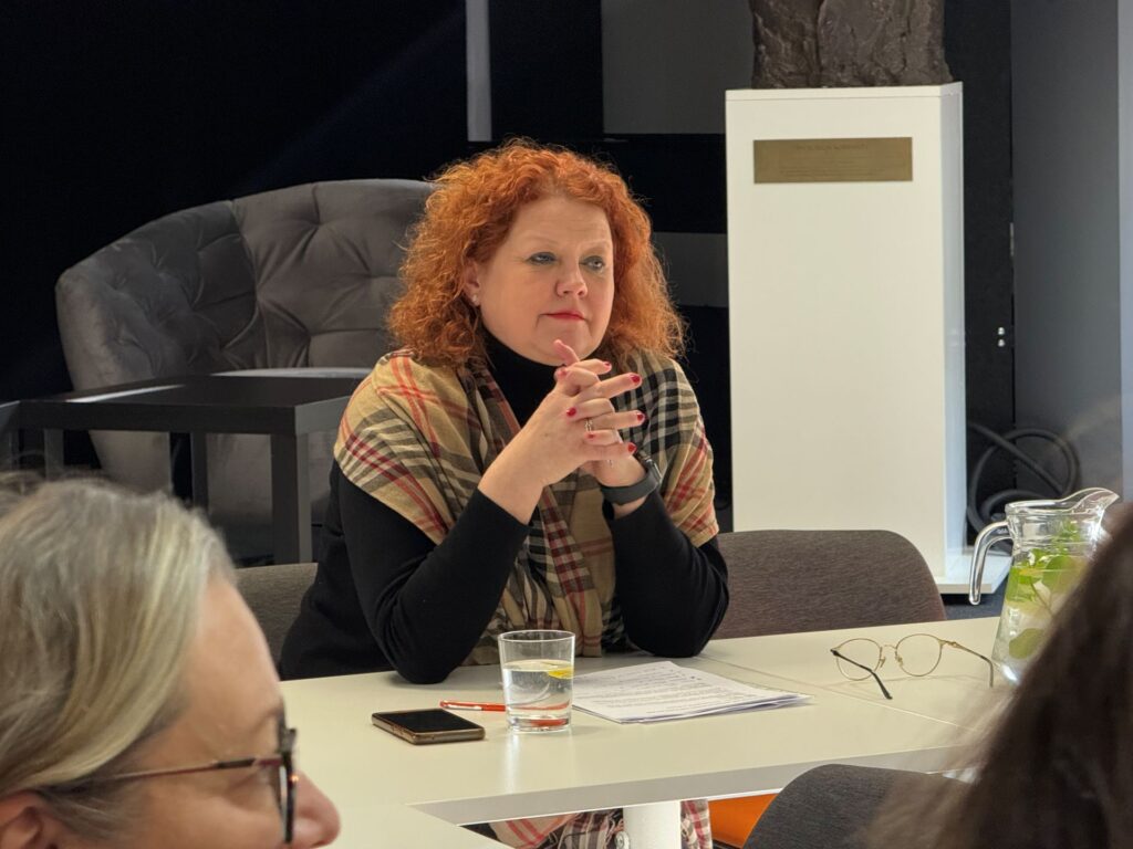 Zdjęcie przedstawia grupę przedstawicieli obiektów Szlaku Zabytków Techniki podczas spotkania organizacyjnego w Instytucie im. Wojciecha Korfantego