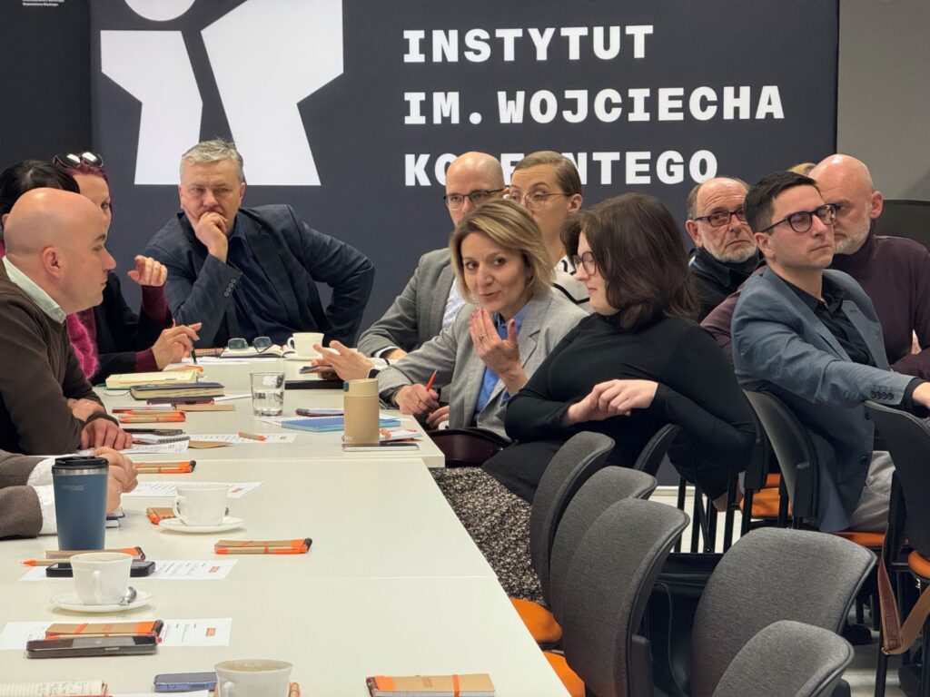 Zdjęcie przedstawia grupę przedstawicieli obiektów Szlaku Zabytków Techniki podczas spotkania organizacyjnego w Instytucie im. Wojciecha Korfantego