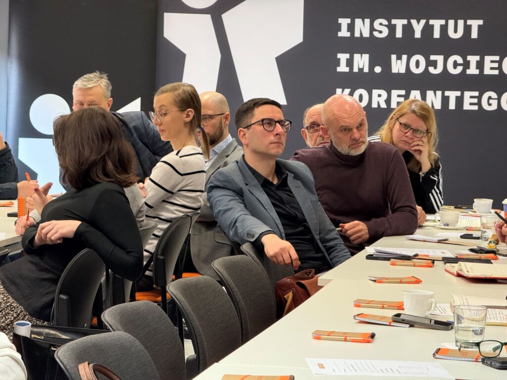 Zdjęcie przedstawia grupę przedstawicieli obiektów Szlaku Zabytków Techniki podczas spotkania organizacyjnego w Instytucie im. Wojciecha Korfantego