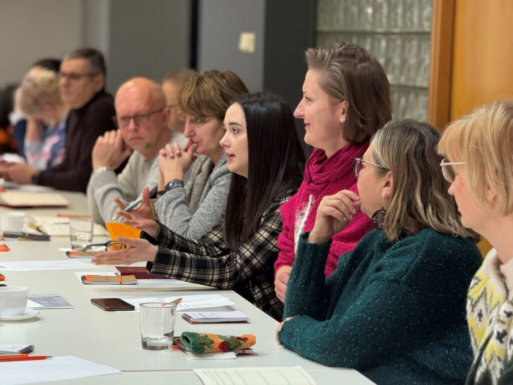 Zdjęcie przedstawia grupę przedstawicieli obiektów Szlaku Zabytków Techniki podczas spotkania organizacyjnego w Instytucie im. Wojciecha Korfantego