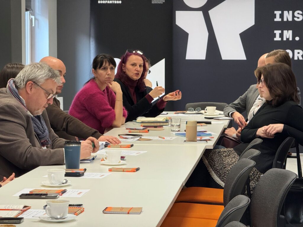 Zdjęcie przedstawia grupę przedstawicieli obiektów Szlaku Zabytków Techniki podczas spotkania organizacyjnego w Instytucie im. Wojciecha Korfantego