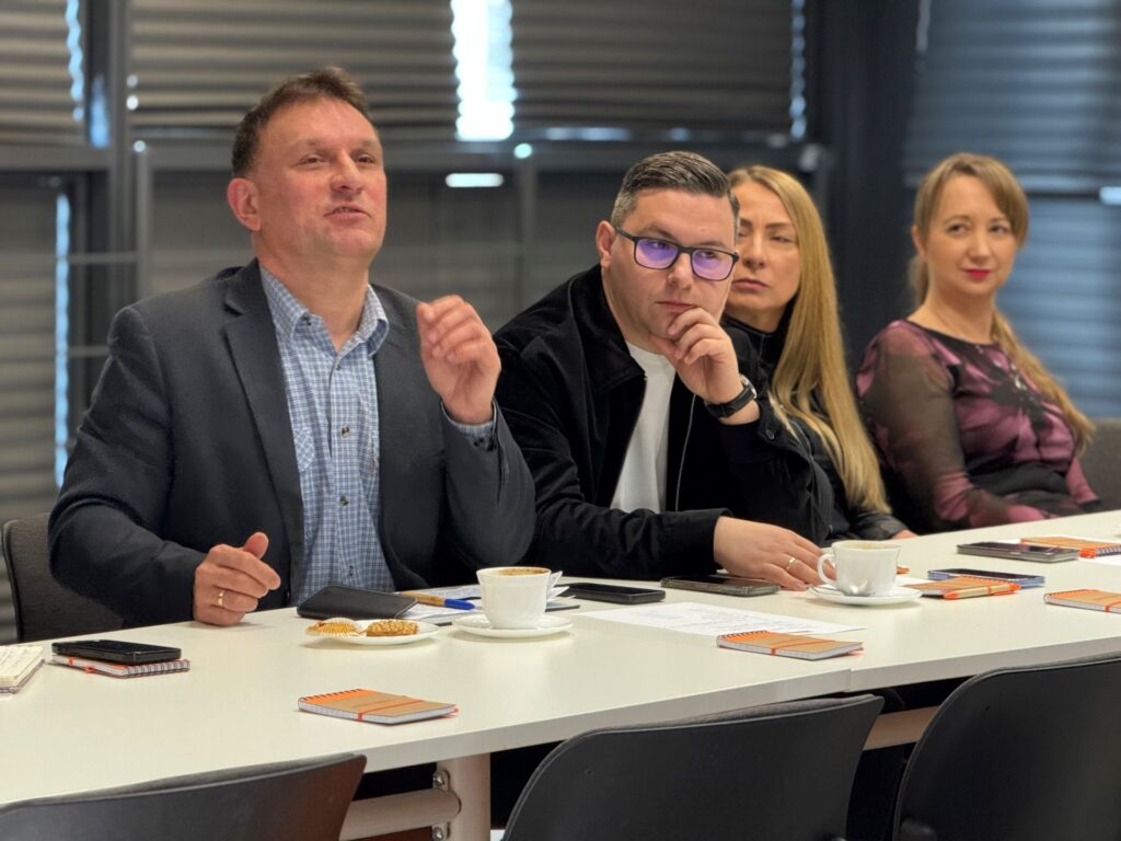 Zdjęcie przedstawia przedstawicieli obiektów Szlaku Zabytków Techniki (dwóch mężczyzn i dwie kobiety) podczas spotkania organizacyjnego dotyczącego Industriady w Instytucie im. Wojciecha Korfantego