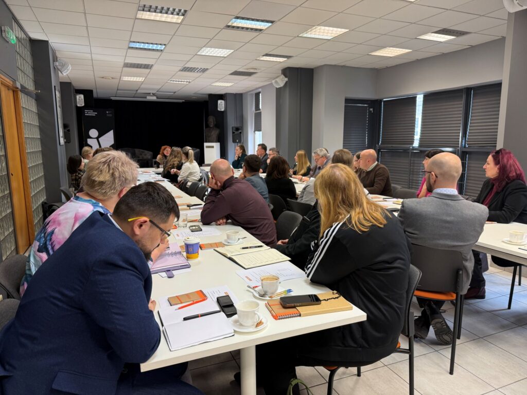 Zdjęcie przedstawia grupę przedstawicieli obiektów Szlaku Zabytków Techniki podczas spotkania organizacyjnego w Instytucie im. Wojciecha Korfantego