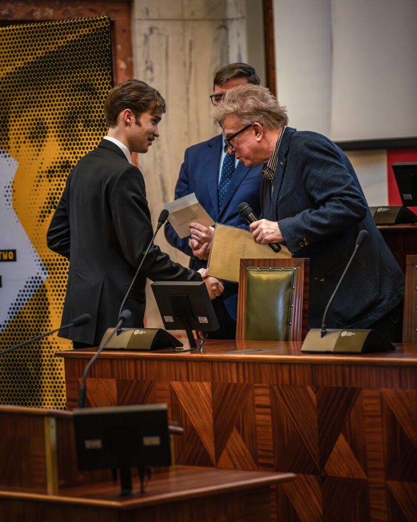 Jury wręcza wyróżnienie młodemu chłopakowi