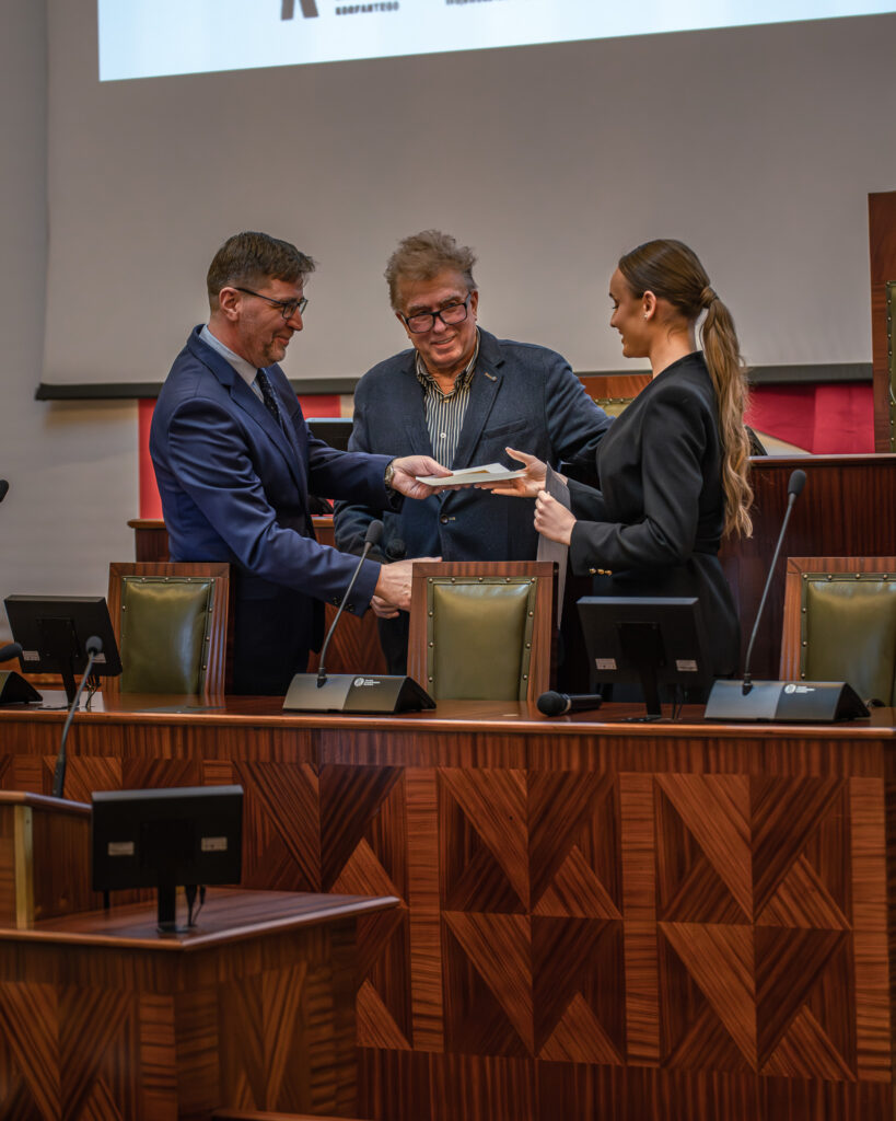 Jury wręcza nagrodę młodej dziewczynie w sali Sejmu Śląskiego podczas konkursu