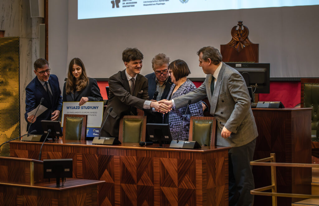 Jury wręcza wyróżnienie młodemu chłopakowi