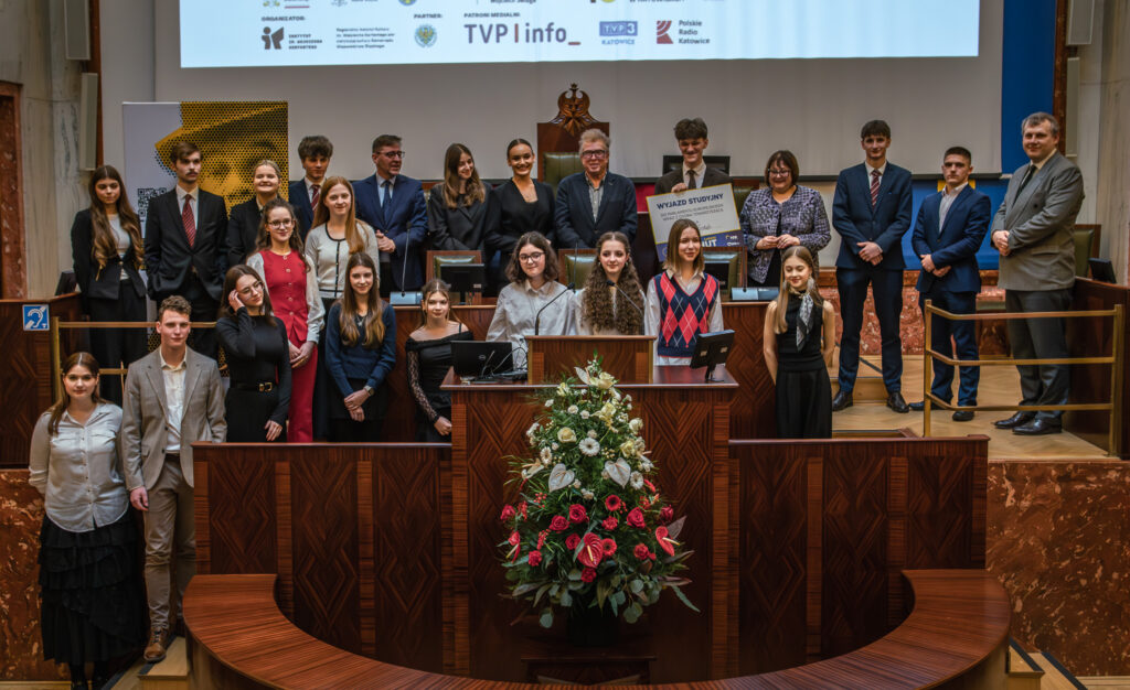 Uczestnicy XXVIII Ogólnopolskiego Konkursu Krasomówczego wraz z jury i dyrekcją Instytutu pozują do wspólnego zdjęcia