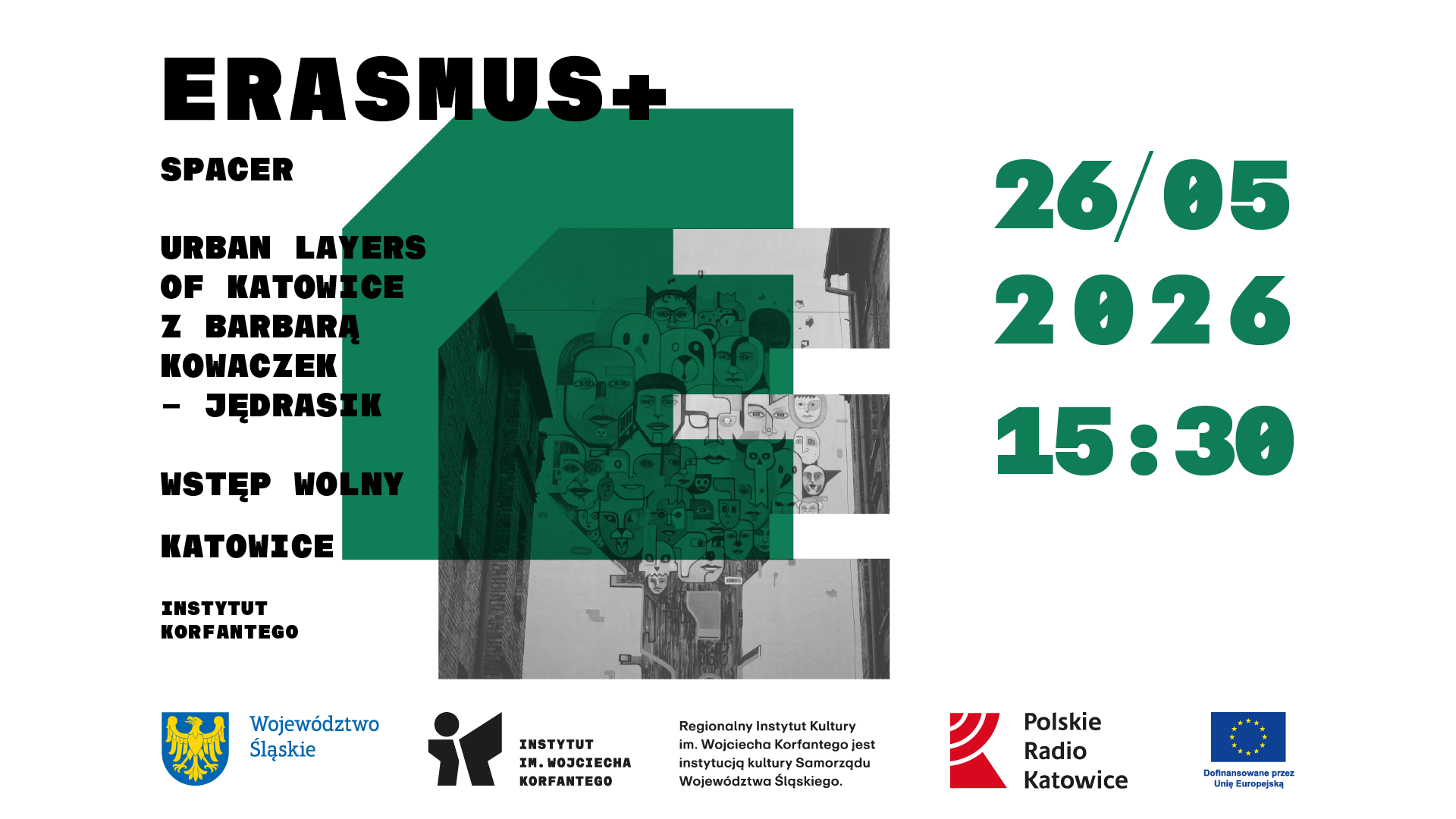 Biała plansza z literą E oznaczającą platformę Edukacja informuje o spacerze Urban Layers of Katowice: Buildings, Murals, Stories.