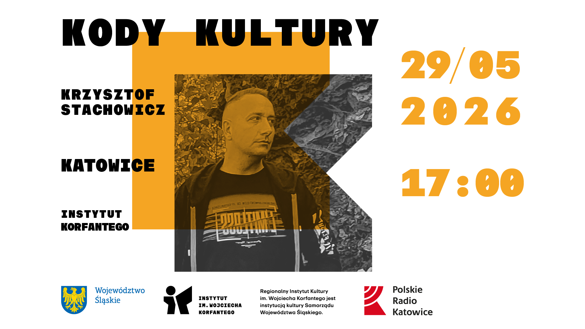 Biała plansza z literą K informująca o wydarzeniu KODY KULTURY: spotkanie z Krzysztofem Stachowiczem