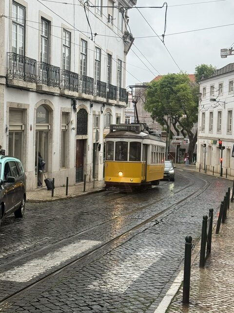 Lisboński żółty tramwaj