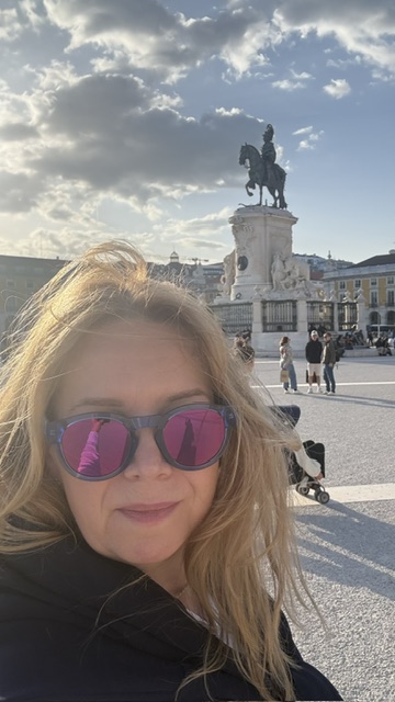 Kobieta na tle pomnika na lizbońskim placu