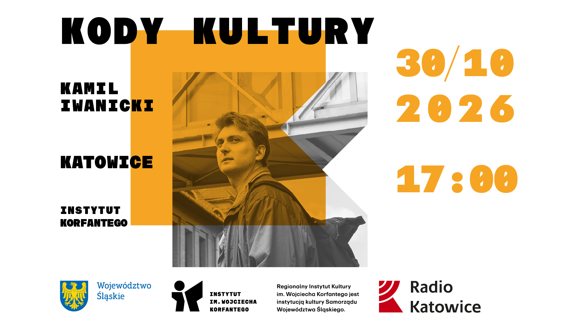 Biała plansza z literą K informująca o wydarzeniu KODY KULTURY: spotkanie z Kamilem Iwanickim